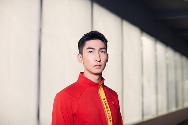洪五爷顿时明白，吩咐手下：妈的，给我接着打，这个狗娘养的小逼崽子，老子看他就来气。